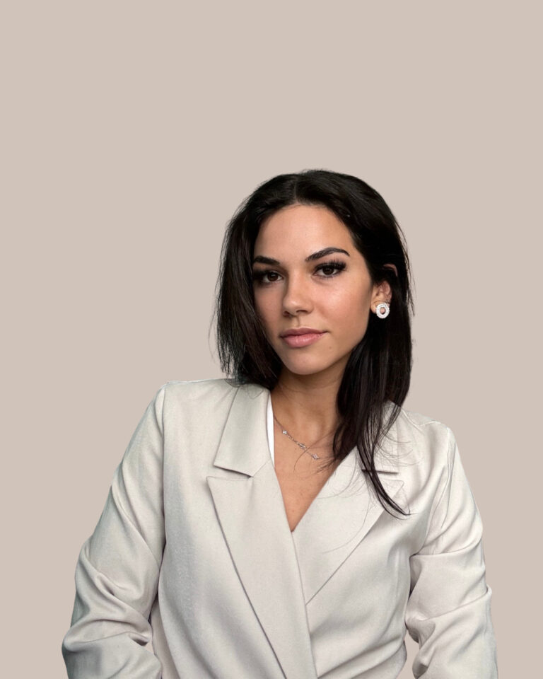 Eniko, founder and travel writer behind Beyond the Coast