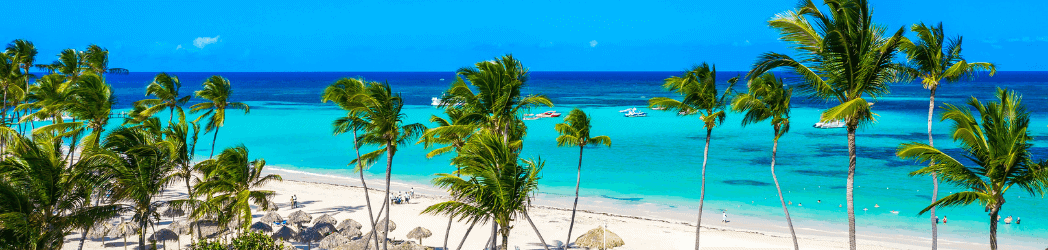 Dominican Republic travel tips — sunrise over a turquoise Caribbean beach lined with palms, perfect start for an unforgettable island trip.